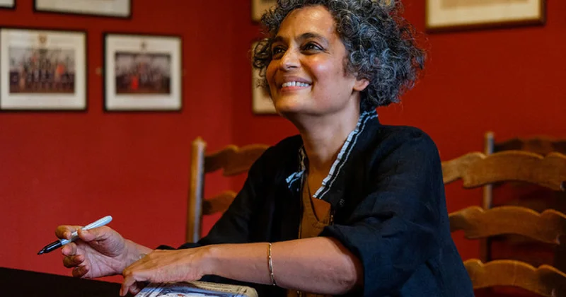 Buker li hind qadın yazıçı: Onlar üçün Qandi bəlkə də gözyaşardıcı qazdır...