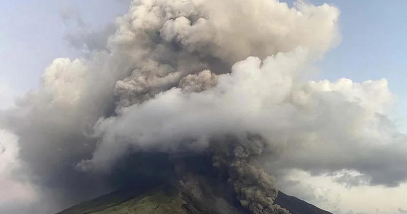 İndoneziyanın Semeru vulkanı püskürərək 4,7 kilometr hündürlüyə kül püskürüb