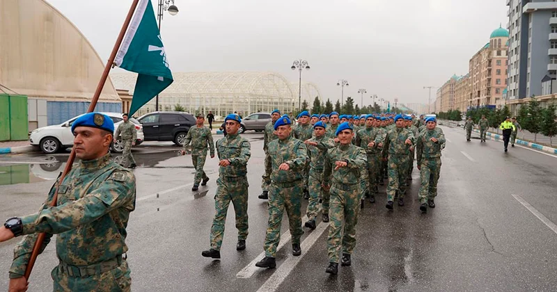 По случаю пятой годовщины Дня Победы Азербайджана состоялись торжественные шествия под аккомпанемент военных оркестров