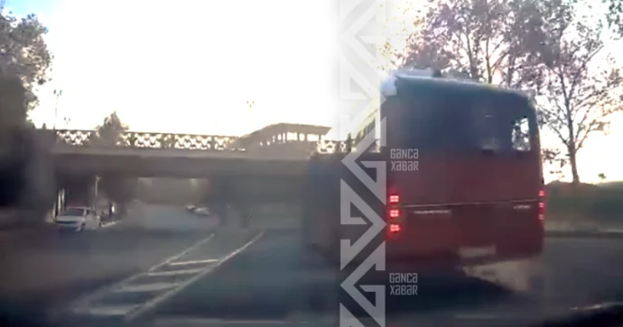 Gəncədə BakuBus avtobusu qəza şəraiti yaratdı VİDEO