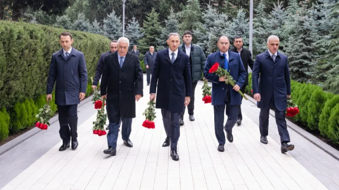 RİNNnin kollektivi Ulu Öndərin məzarını və Şəhidlər xiyabanını ziyarət edib FOTOLAR