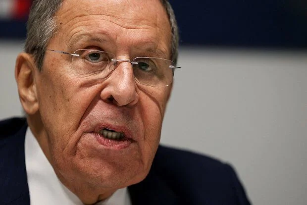 Lavrov Karlsonun səhvini belə düzəltdi