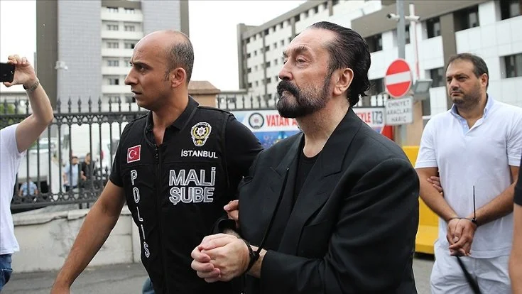 8 min il həbs cəzası alan Adnan Oktar yenidən məhkəməyə çıxarıldı