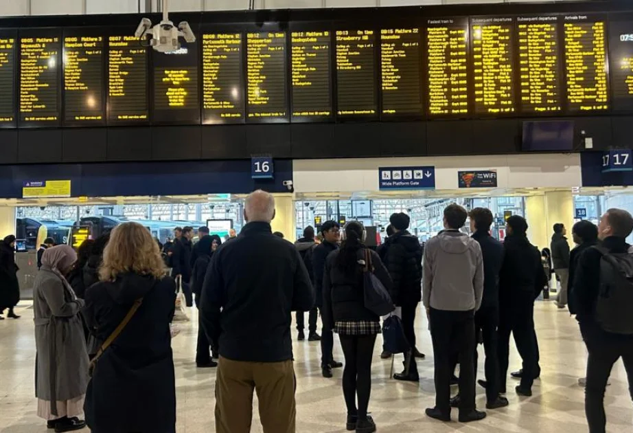 Britaniyada dəmir yolu şəbəkəsində genişmiqyaslı nasazlıq yaranıb AZƏRTAC