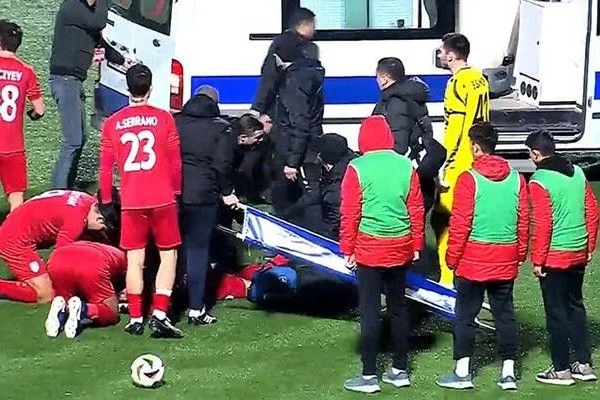 Millət vəkili əməliyyat olunan futbolçuya baş çəkdi FOTO