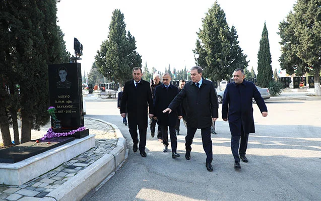 Gəncədə Şəhidlər Xiyabanının tamet daşları yenisi ilə əvəz olunur Fotolar