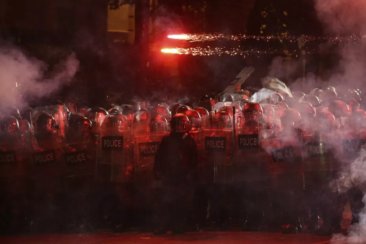 В Тбилиси начали массово задерживать протестующих