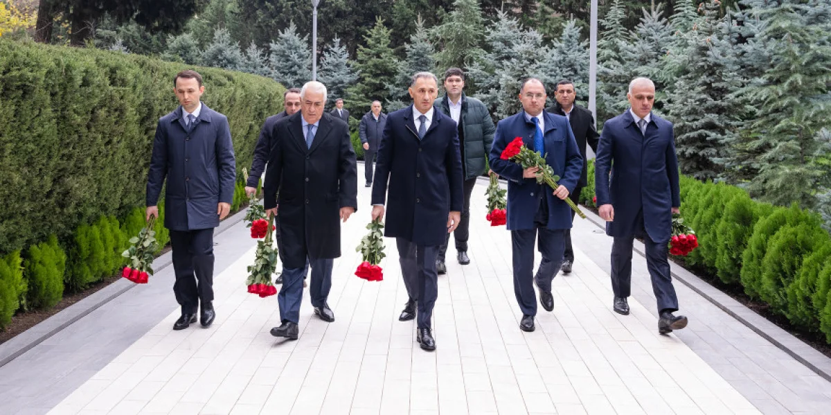 Nazirliyin kollektivi Heydər Əliyevin məzarını və Şəhidlər xiyabanını ziyarət edib FOTO