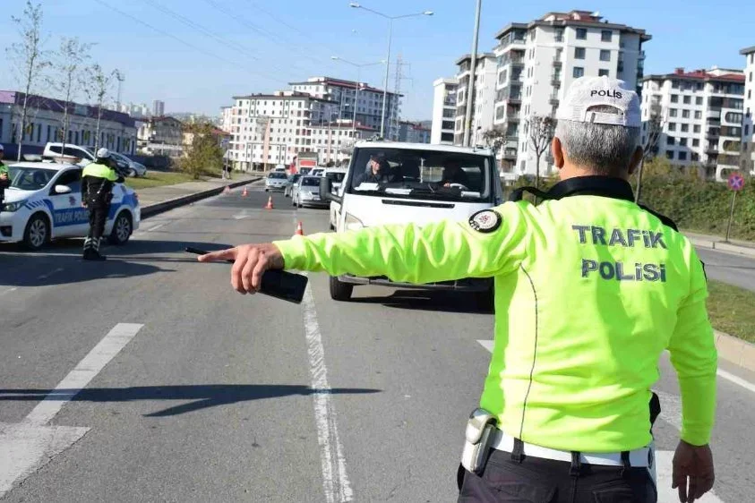 Rizədə maşın dərəyə aşdı FOTO