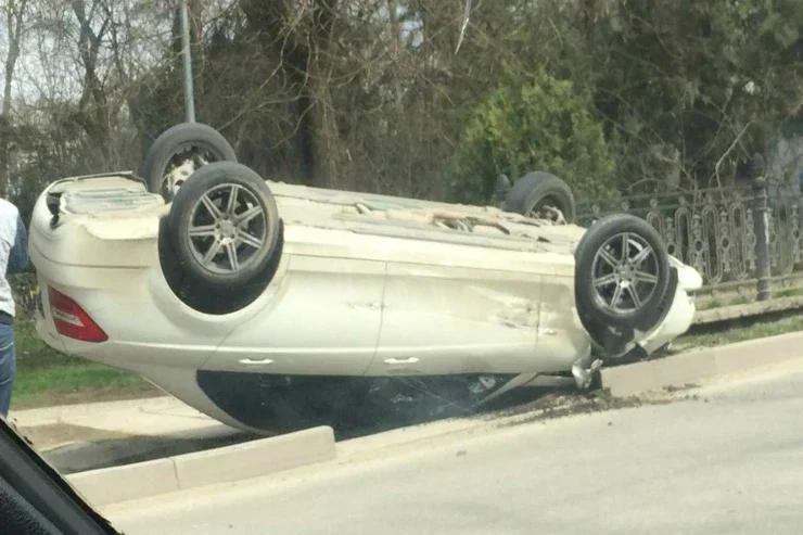 Hacıqabulda Mercedes aşdı: Bir ölü, bir yaralı var