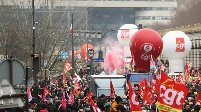 Fransada 200 min dövlət işçisi tətilə çıxıb