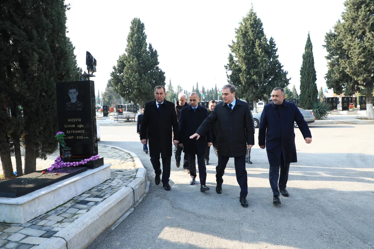 Gəncə Şəhidlər Xiyabanının tamet daşları yenisi ilə əvəz olunur FOTOLAR