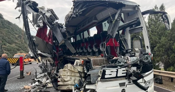 Avtobus TIR a çırpıldı: 6 ölü, 11 yaralının olduğu qəzanın GÖRÜNTÜLƏRİ