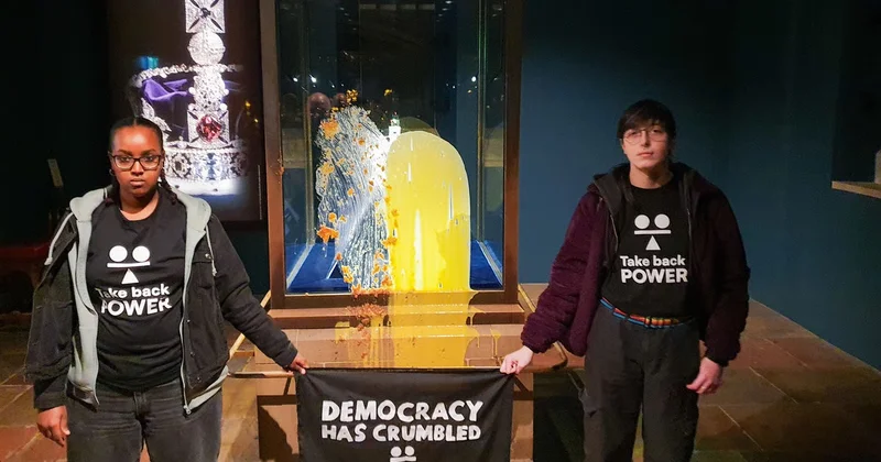 Активисты бросили яблочный пирог в корону Британской империи