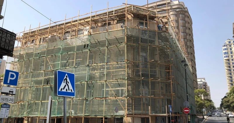 Bakıda tarixi abidəyə zərər vuruldu