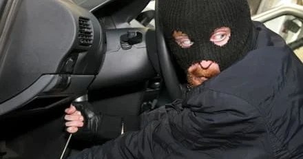 Bakıda avtomobildən xeyli miqdarda pul oğurlandı