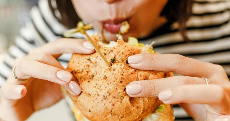 Çox yeyənlər niyə gec doyur? Səbəb açıqlandı