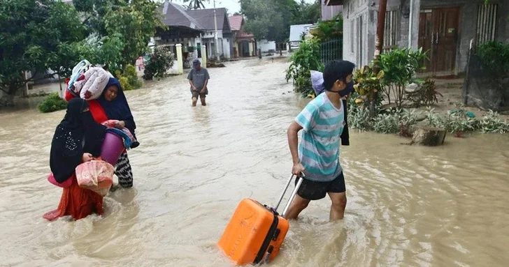 Число жертв наводнений в Индонезии превысило 900 человек