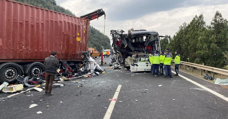 Türkiyədə avtobusla yük maşını toqquşdu Çox sayda ölü və yaralı var VİDEO