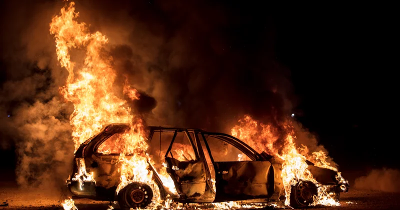 Bakıda hotelin qarajında iki maşın yanıb
