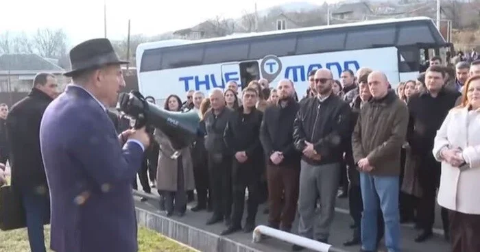 Paşinyan Azərbaycanla sərhədə gəldi, bu divara toxundu Foto