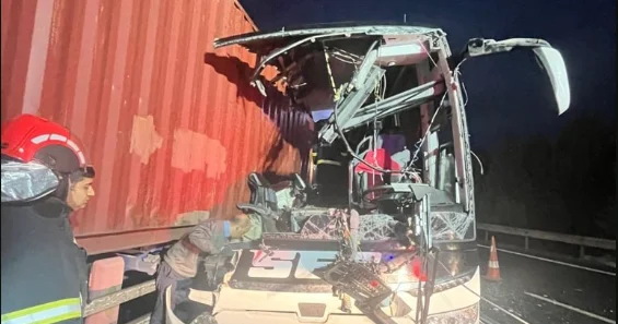 Türkiyədə avtobus TIR a ÇIRPILDI Ölən və yaralananlar var VİDEO