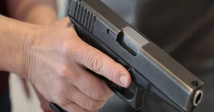 Vəkil bürosunda gəlinini və bacısını güllələdi, ölən var