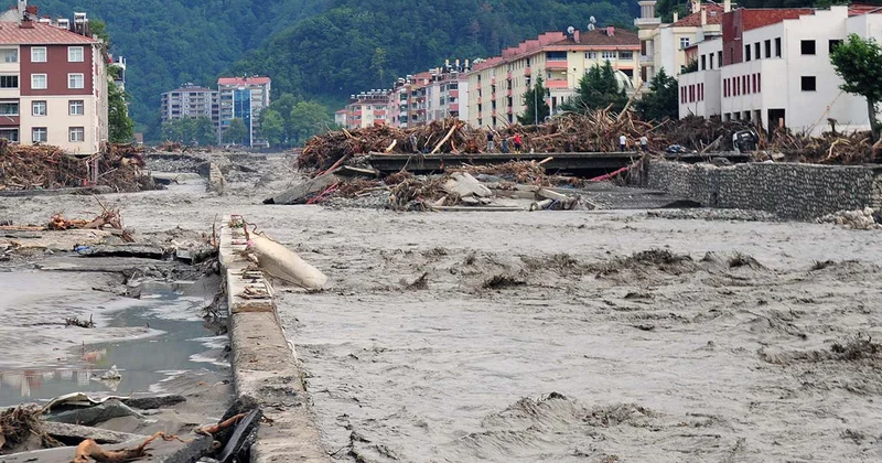 В Турции спасли россиян из унесенных в море автофургонов