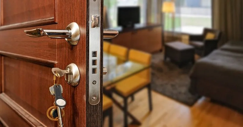 Gecəyarı evə girib qadını öpdü, süpürgə ilə döyüldü, elektron qolbaq taxıldı KONKRET