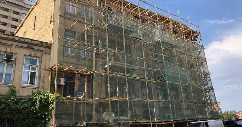 Bakıda təmir zamanı tarixi abidəyə zərər vuruldu, yağış suyu evlərə doldu Fotolar