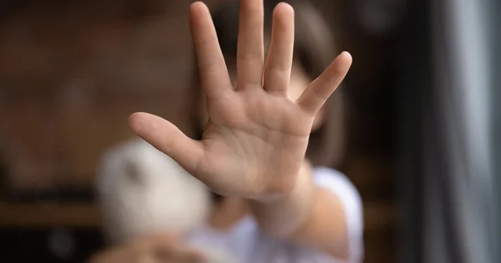 Во Франции раскрыто шокирующее дело: отец и дочь годами совершали преступления против детей