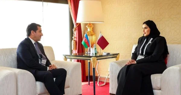Hikmət Hacıyev Qətərin dövlət naziri ilə müzakirə aparıb