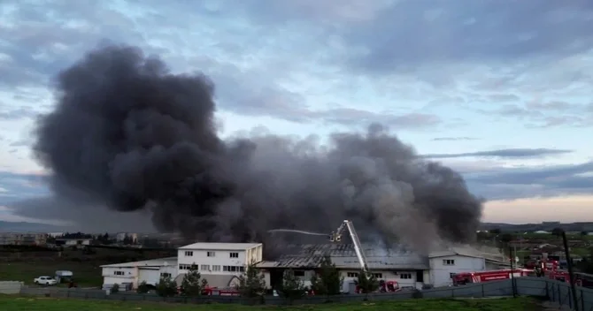 Türkiyədə fabrikdə baş verən güclü yanğının GÖRÜNTÜLƏRİ