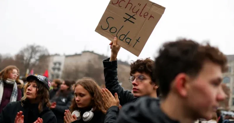 Almaniyada məktəblilər ayağa qalxdı “Əsgər getmək istəmirik”