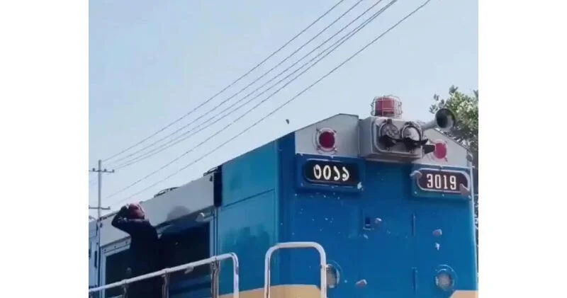 В Бангладеш протестующие забросали поезд камнями ВИДЕО