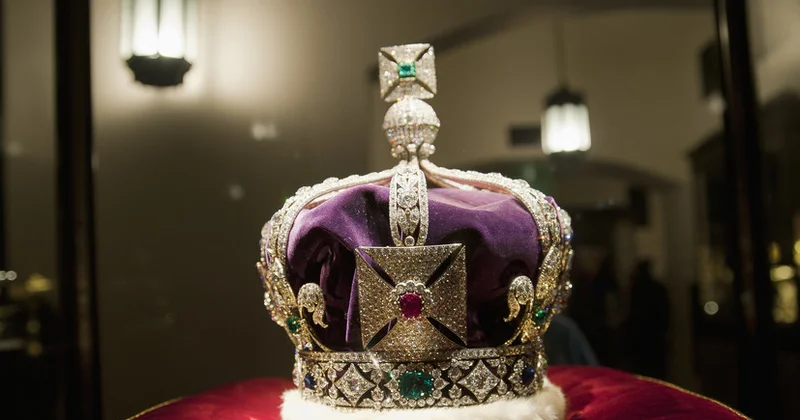 Fəallar London qülləsində Britaniya İmperiyasının tacının olduğu vitrini dağıdıblar