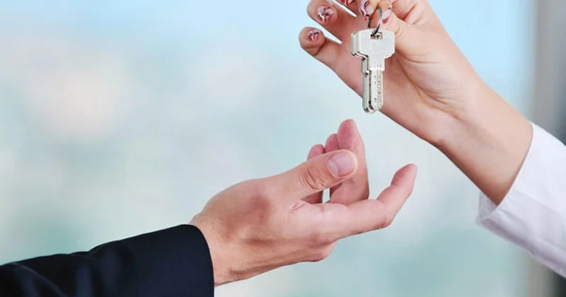 Evi bir neçə nəfərə satıblar VİDEO