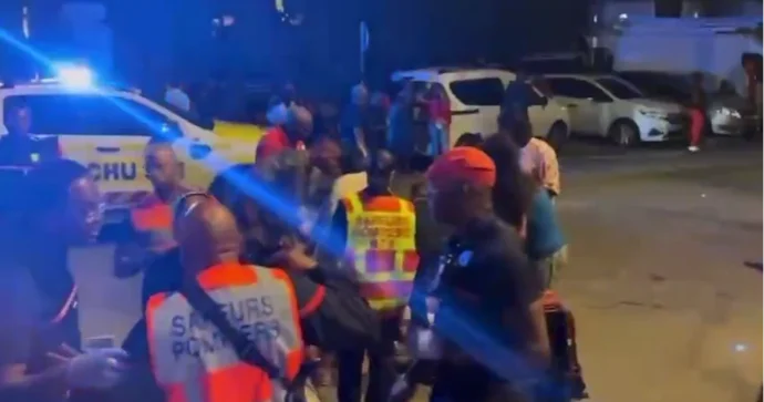 Avtomobili Milad yarmarkasına yığışan insanların üzərinə sürdülər