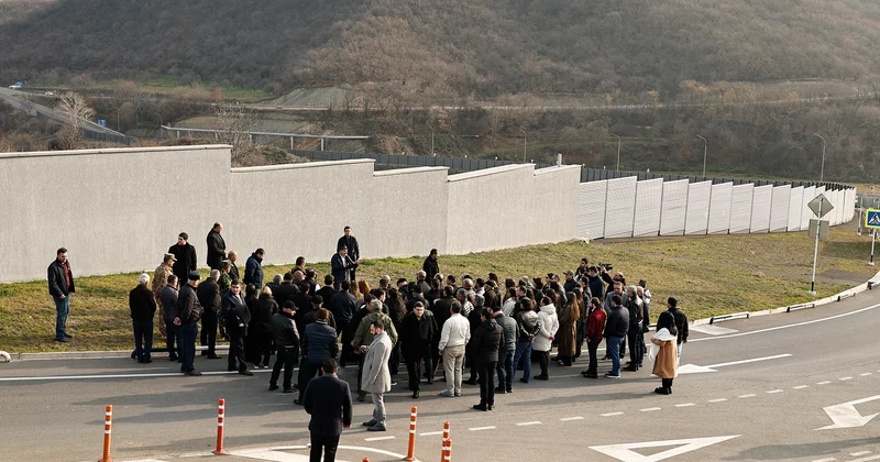 “Demarkasiyadan sonra Ermənistan və Azərbaycan sərhədçiləri səngərlərdən çıxaraq zirehli geyimlərini çıxardılar...“