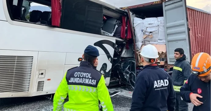 Sərnişin avtobusu yük maşını ilə toqquşdu: Ölənlər var FOTO