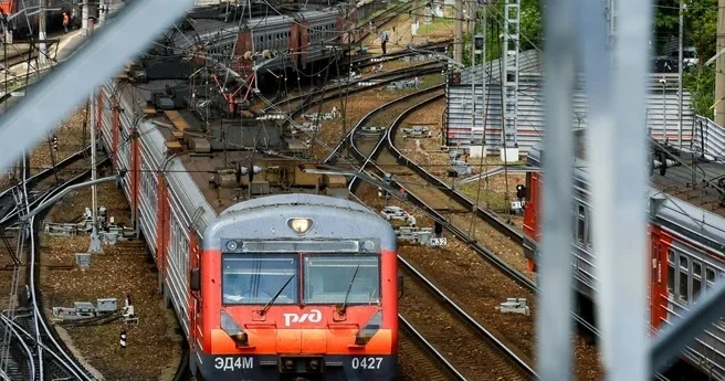 В Таиланде локомотив протаранил пассажирский состав с туристами