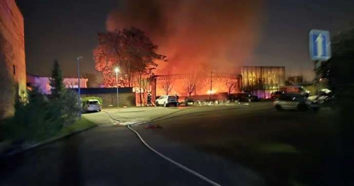 Avtoservis yandı 10 milyonluq retro avtomobillər məhv oldu FOTO