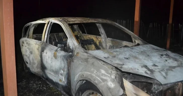 Два автомобиля сгорели в подземном паркинге бакинского отеля