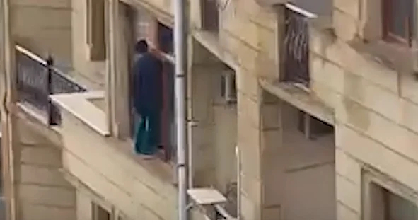 Hündürmərtəbəli binanın pəncərəsində HƏYƏCANLI ANLAR VİDEO