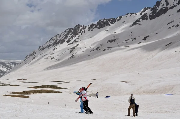 Çin Tibetdə baş verən zəlzələdən sonra turistlər üçün Comolunqmaya girişi bağlayıb