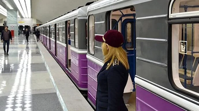 Metroda sərnişin relslərin üstünə yıxıldı