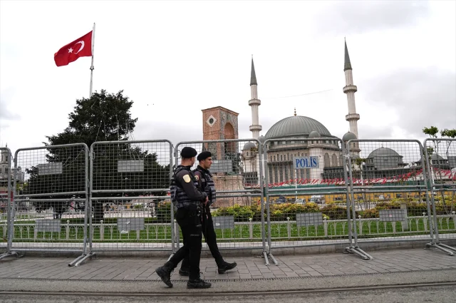 İstanbulda turistlərin pullarını ələ keçirən dəstə lideri və üzvləri saxlanılıb Təfərrüat