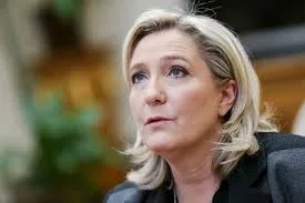 Göyərtəsində Le Pen olan bərə Mayotte sahillərində digəri ilə toqquşub