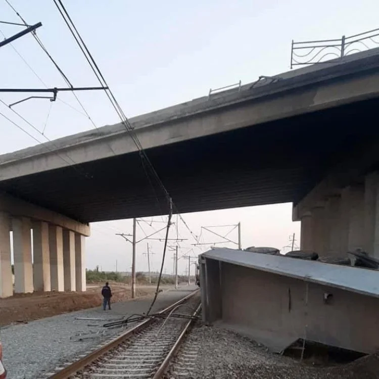 Şirvanda dəmiryol körpüsündə qəzaMağistral yol bağlandıİcra başçısı isə……Video Yeni Gündəm