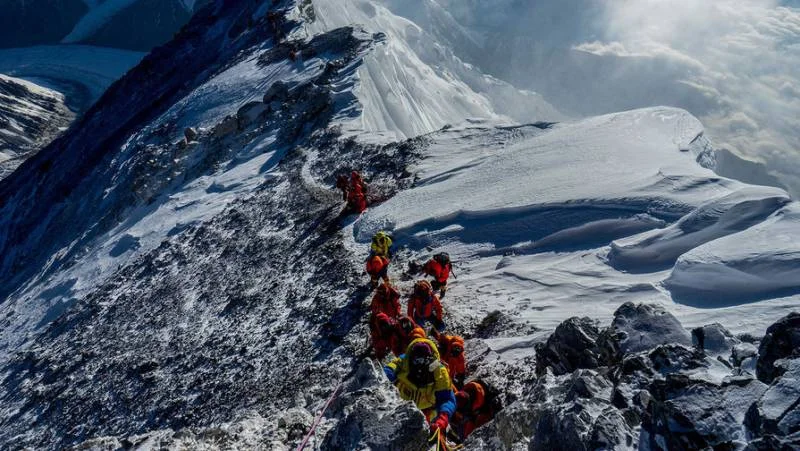 Everest turistlər üçün bağlandı